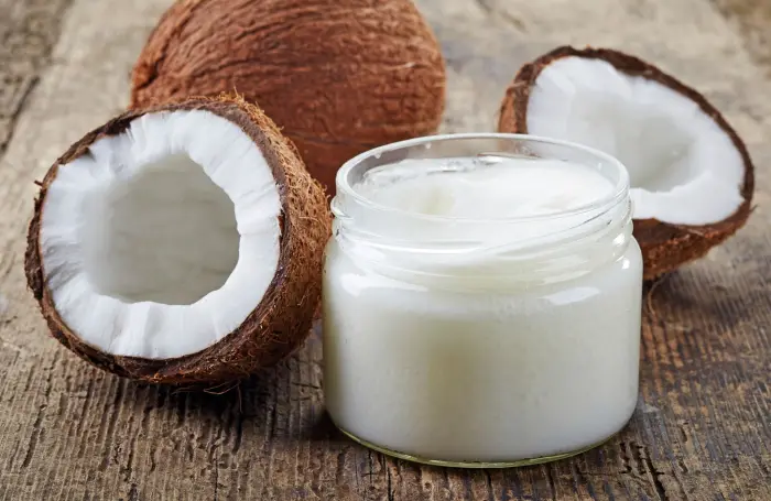 L'huile de coco est-elle bonne pour les cheveux ? Avis et soins